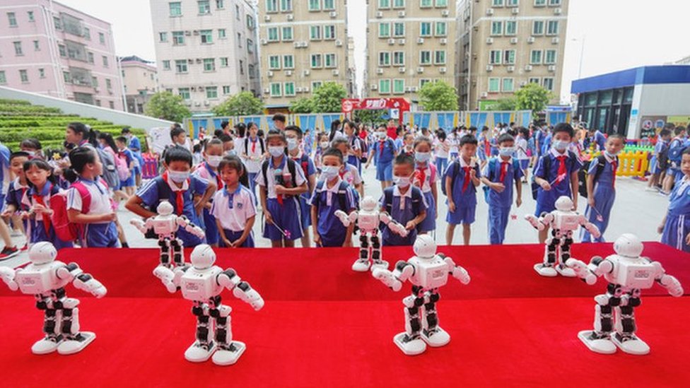 學生面前排列的機器人