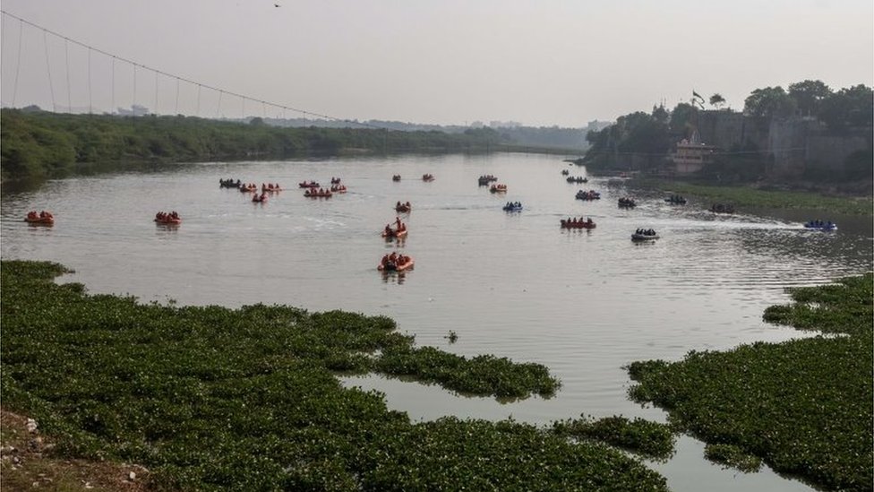 El lunes los botes de rescate seguían buscando a los desaparecidos tras el derrumbe del puente.