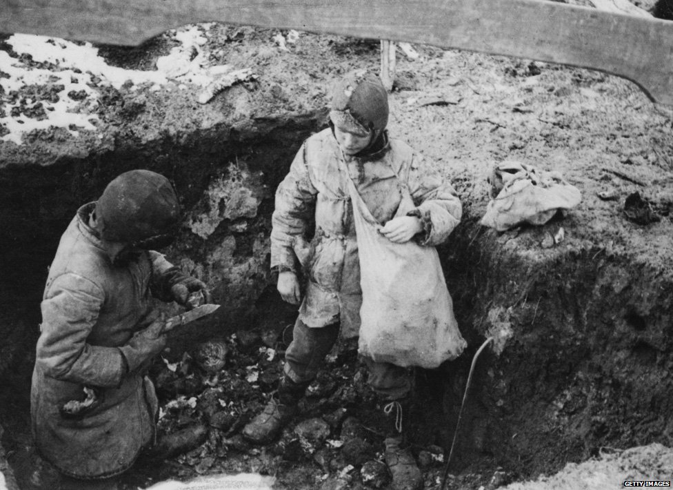 Два мальчика с кучей картошки, которую они нашли во время искусственного голода в Голодоморе на Украине, бывший Советский Союз, весна 1934 года