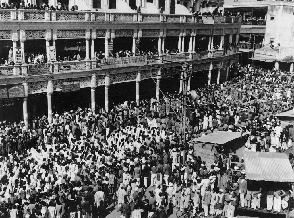 Febrero de 1948: Grandes multitudes siguen el cuerpo del líder nacionalista indio asesinado Mahatma Gandhi, mientras pasa lentamente por la ruta fúnebre hacia la ceremonia de inmersión en Nueva Delhi.