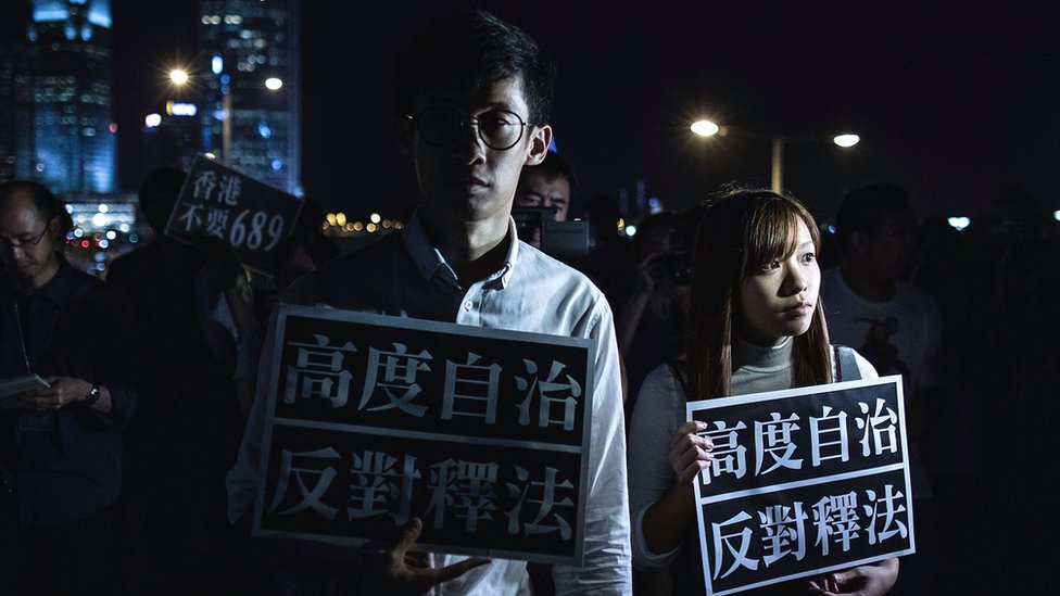 Яу Вай-цзин и Сикст Леунг принимают участие в марше за демократию в Центре 2 ноября