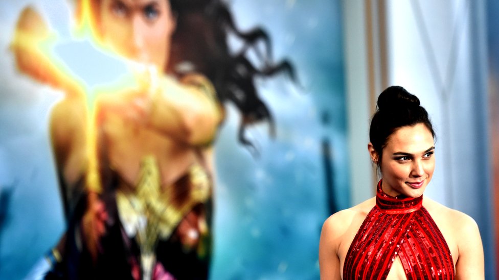 La actriz israelí Gal Gadot interpreta el papel de "Mujer Maravilla" en el filme. La actriz Gal Gadot en el estreno del filme "Mujer Maravilla" el pasado 25 de mayo en Los Ángeles.