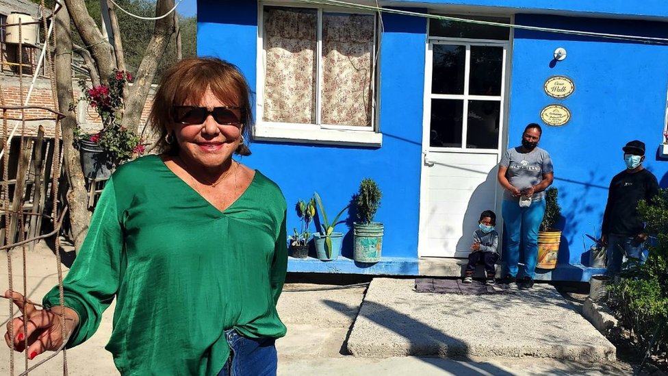 Louise Gilliam, de Casita Linda, frente a la casa construida para Jazmín Yanet Ramírez.