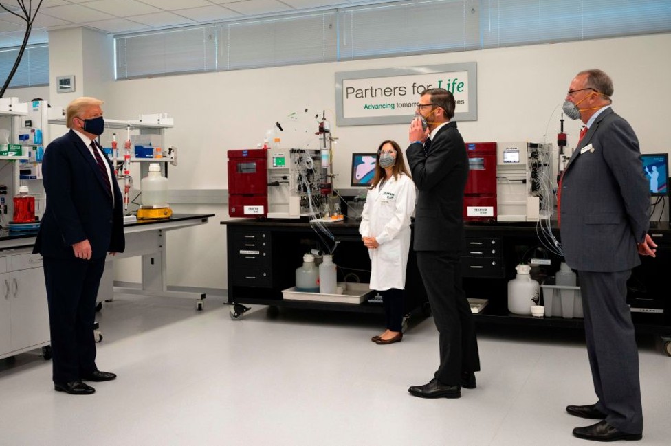 O presidente dos EUA, Donald Trump, em visita a um laboratório que fabrica componentes para uma vacina em potencial