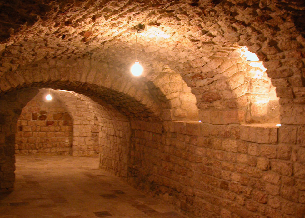 Abu Ahmed utilizó las bóvedas de la casa de Tajeddin para guardar medicamentos. Bóvedas de la casa en Judaydah.