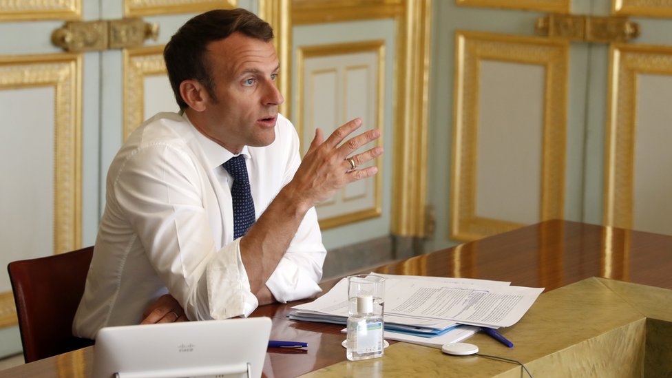 Президент Франции Эммануэль Макрон участвует в видеоконференции в Елисейском дворце в Париже, 16 апреля 2020 г.