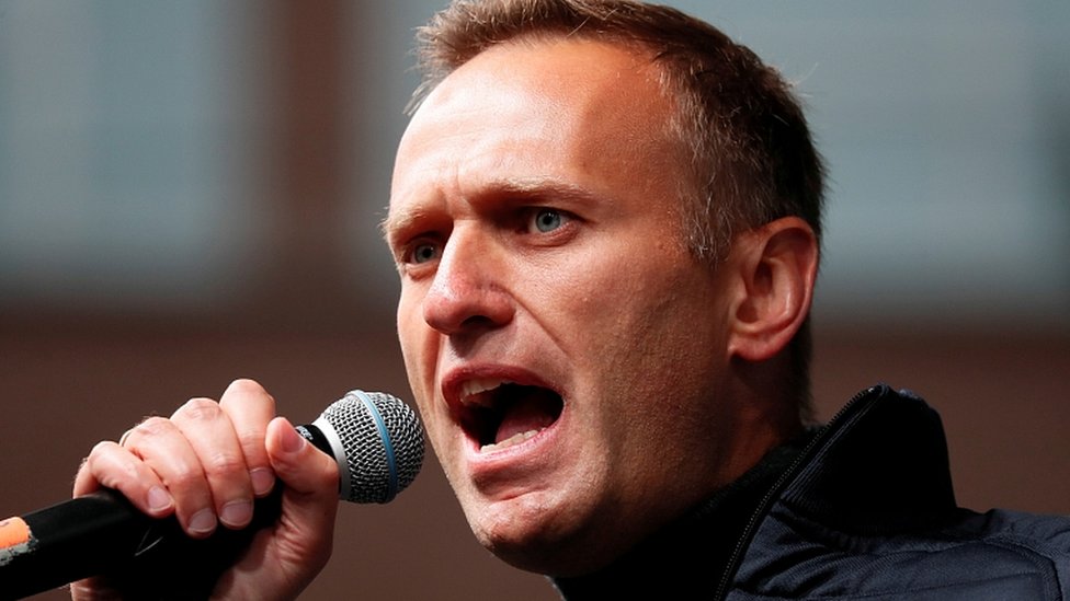 Alexei Navalny: Moscow court outlaws 'extremist' organisations