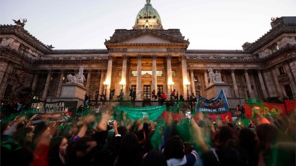 Активисты с зелеными носовыми платками, символизирующими движение за права на аборт, демонстрируют, чтобы отметить возрождение своей кампании по легализации абортов, перед Национальным конгрессом в Буэнос-Айресе 28 мая 2019 г.