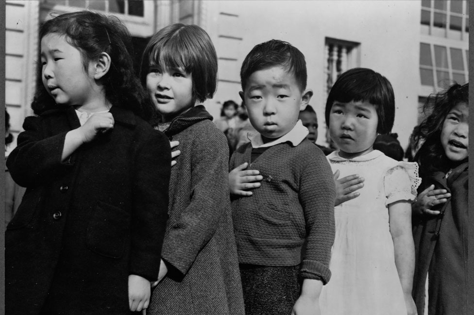 Niños japoneses haciendo la jura de la bandera en EE.UU. antes de ser llevados a campos de detención junto con sus familias.