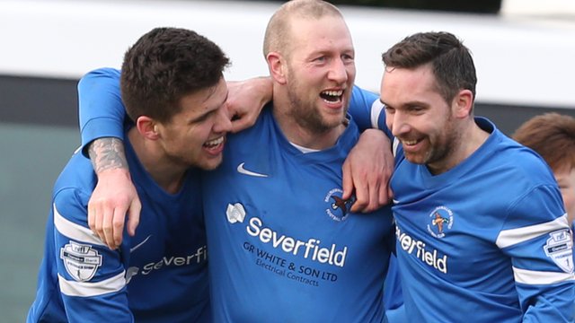 Irish Premiership: Ballinamallard beat nine-man Glentoran - BBC Sport