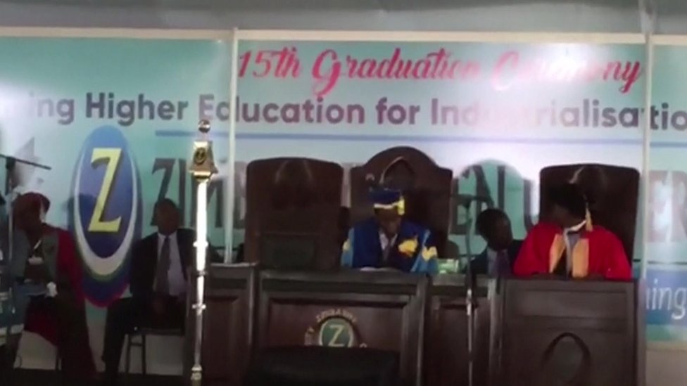 Mugabe vistió una túnica y birrete de color azul y amarilla durante la ceremonia Robert Mugabe en túnica y birrete azul y amarillo