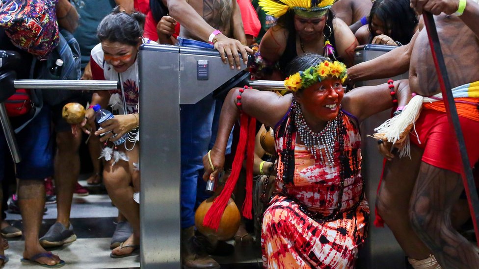Коренные жители Бразилии ворвались в офис Министерства здравоохранения во время акции протеста против сокращения бюджета