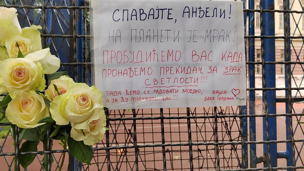 tragedija u Beogradu, pucnjava u Beogradu, poruke, cveće, sveće, počast