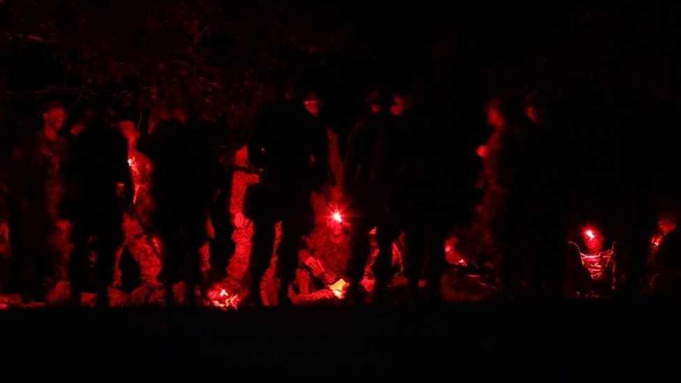 Antes, 36 marines mujeres habían intentado aprobar el curso para ser oficiales de infantería, pero no lo lograron, según el Marine Corps Times. Marines durante un ejercicio del curso para ser oficiales de infantería.