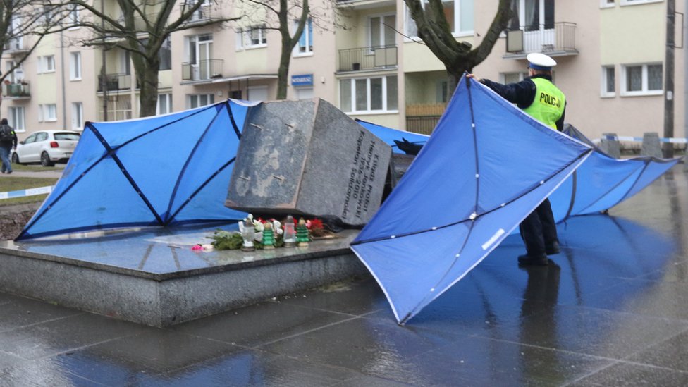 Статуя Генрика Янковского была снесена в феврале 2019 года, спустя годы после того, как против него было прекращено дело о жестоком обращении