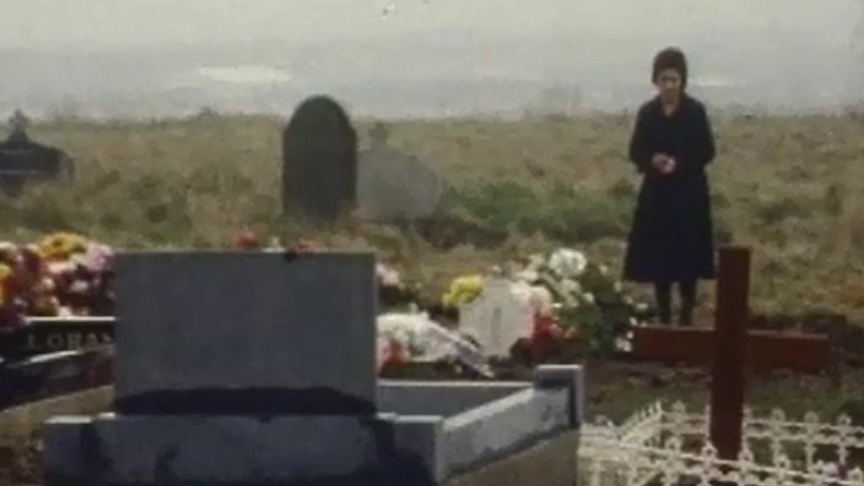 Сара Конлон у могилы мужа