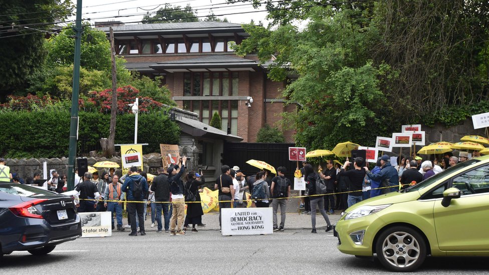 示威者在中國駐溫哥華使事館外集會，支援香港的遊行。