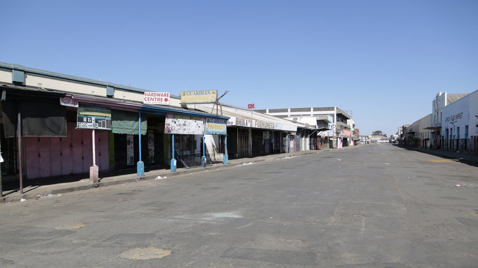 Безлюдная улица и закрытые магазины за день до антиправительственных протестов, в центральном деловом районе Хараре, Зимбабве, 30 июля 2020 года.