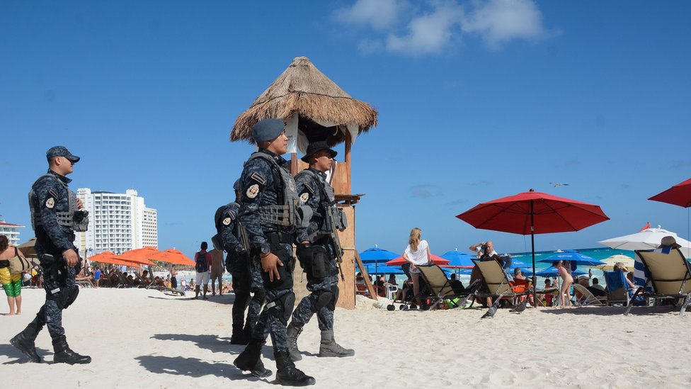 Policías federales vigilan las playas de Cancún.