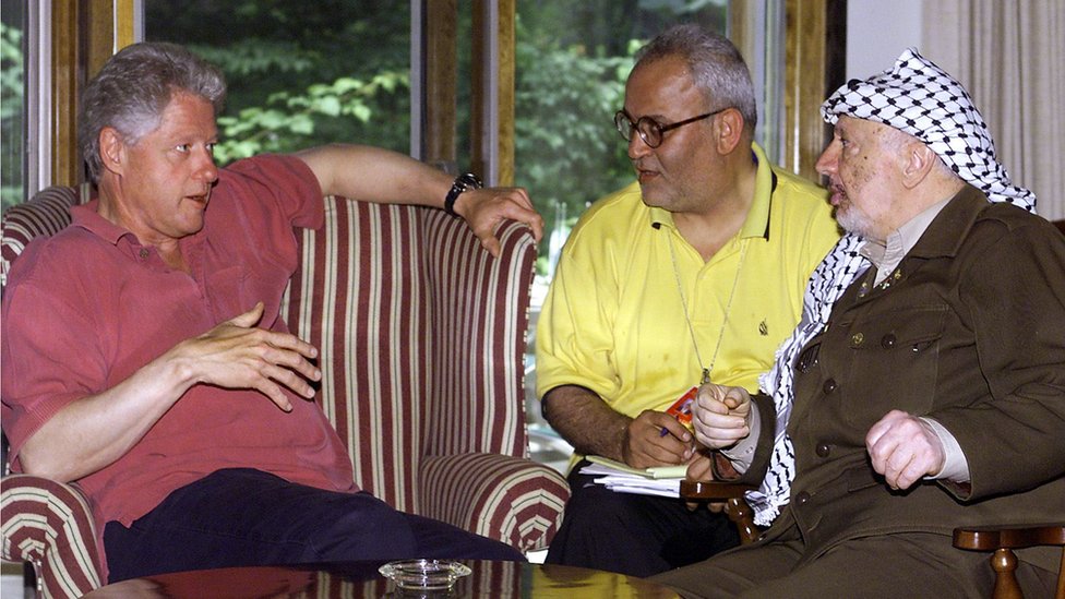 Saeb Erekat with Bill Clinton and Yasser Arafat