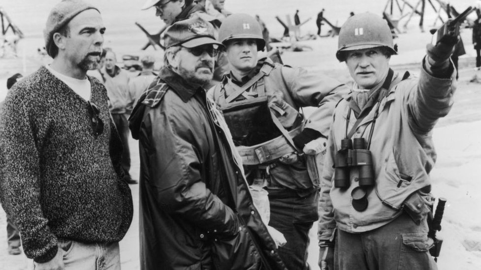Steven Spielberg (con gafas) dirigiendo una escena de Salvando al soldado Ryan
