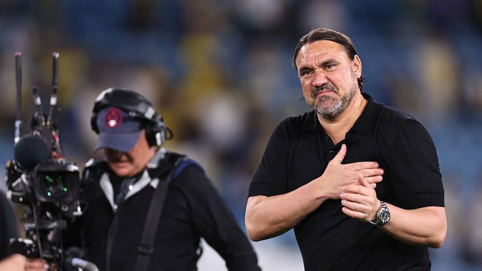 Leeds fans back Farke with emotional tribute - BBC Sport