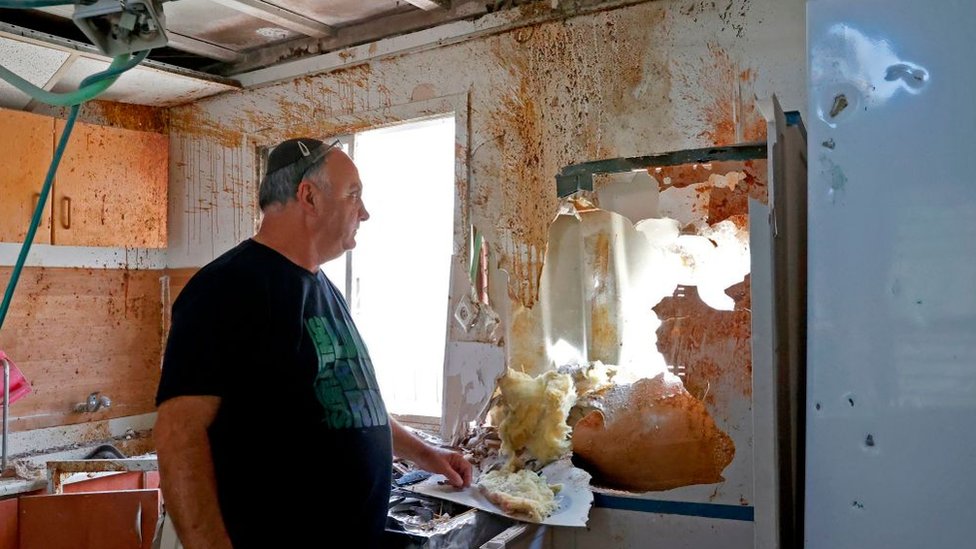 Израильтянин осматривает повреждения своего дома в Сдероте (21 августа 2020 г.)