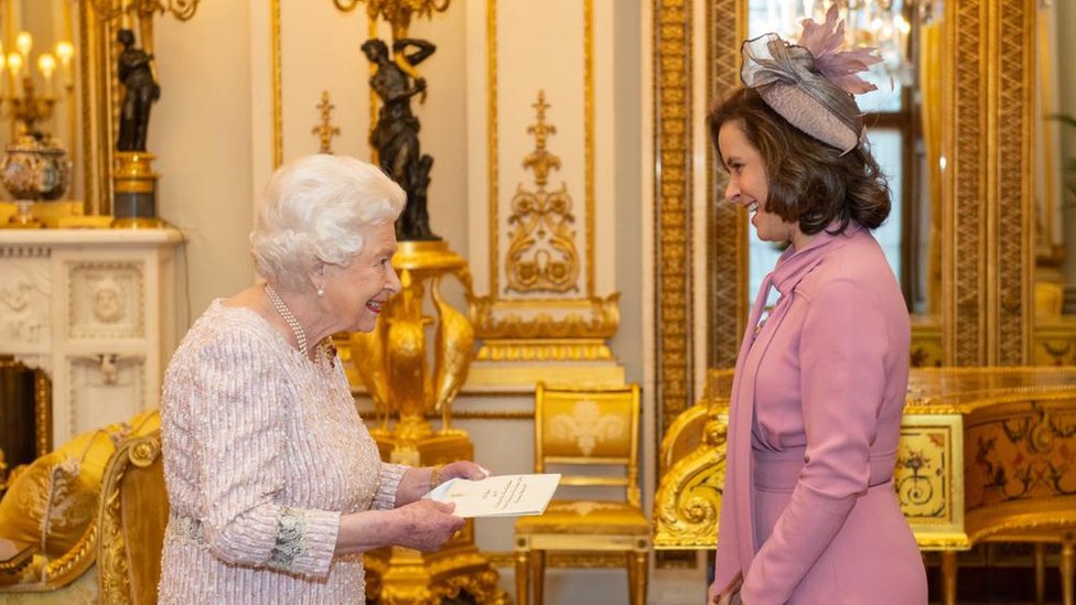La embajadora de Panamá en Reino Unido, Natalia Royo de Hagerman, con la reina Isabel en 2019.