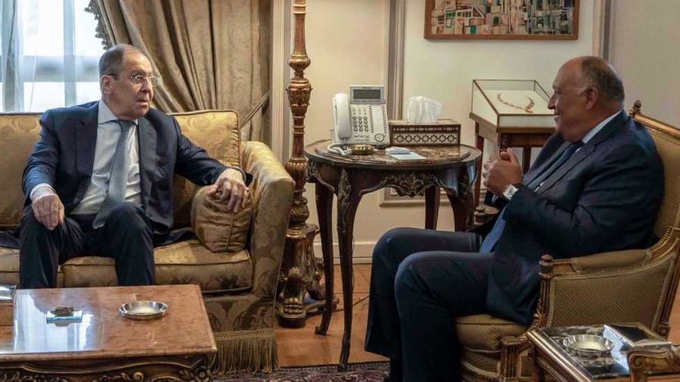 وزير الخارجية المصري، سامح شكري (إلى اليمين) ولافروف