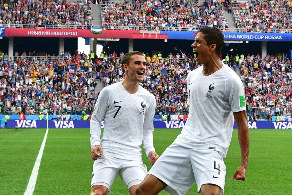 Antoine Griezmann y Raphael Varane celebran el gol contra Uruguay en Rusia 2018.