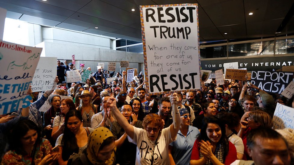 Protesta en el aeropuerto de Los Ángeles contra el veto migratorio.