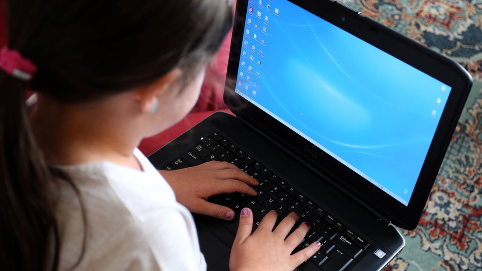 Общее изображение ребенка, работающего на ноутбуке