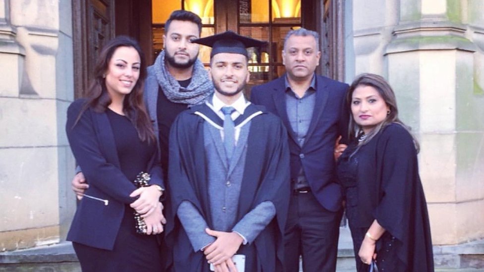 Самир на выпускном со своей семьей