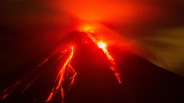 Peru’s Sabancaya volcano roars to life with eruption - BBC Newsround