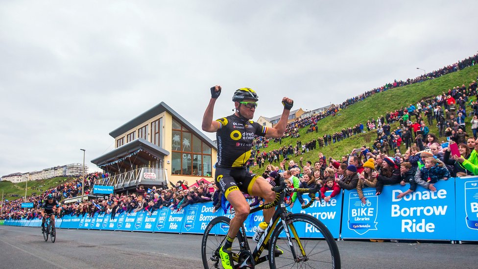 Толпа выстроилась на Марин Драйв Скарборо к финишу Тур де Йоркшир 2016