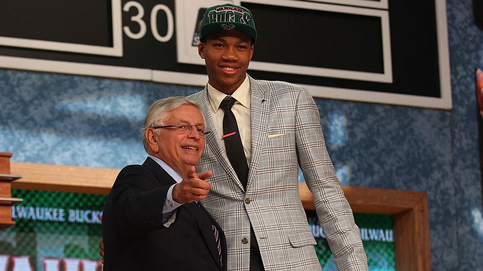 2014 NBA Draft'ında Giannis Antetokounmpo ile o dönem NBA yönetiminin başında olan David Stern.