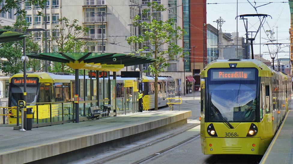 Трамваи Metrolink на площади Святого Петра в Манчестере