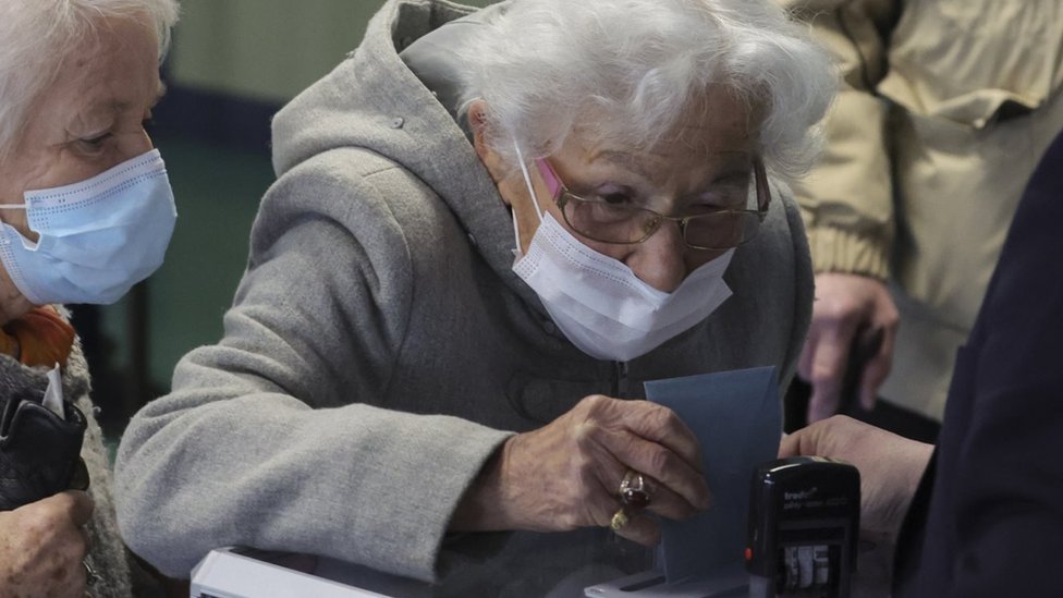 امرأة مسنة تدلي بصوتها في الجولة الأولى من الانتخابات الرئاسية الفرنسية لعام 2022 في مركز اقتراع في هينين بومون، فرنسا، 10 أبريل/نيسان 2022