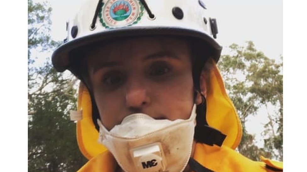 Кэт Робинсон-Уильямс в костюме пожарного
