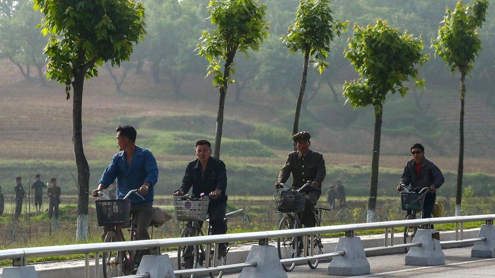 Foto de personas en bicicleta en Corea del Norte