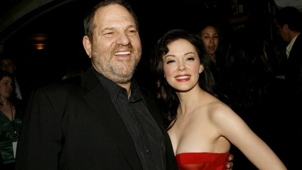 La actriz Rose McGowan también acusó al productor de violación. Harvey Weinstein y Rose McGowan