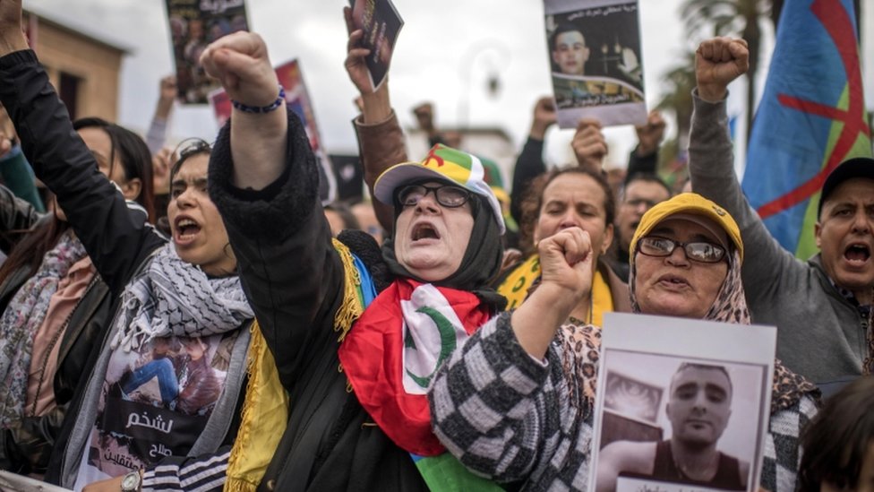 Марокканские протестующие держат фотографии задержанных и выкрикивают лозунги