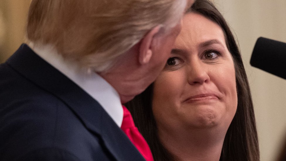 Sarah Sanders mira a Donald Trump en la Casa Blanca, con los ojos llorosos, tras anunciar su salida de la Casa Blanca, este jueves día 13 de junio.