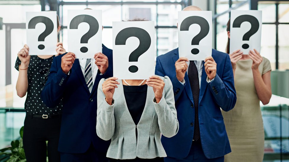 ¿Y entonces? ¿Cuál es la forma correcta? Personas con signos de pregunta en sus caras