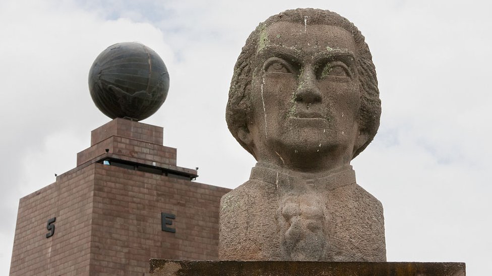 Busto de Charles Marie De La Condamine y el monumento de la Mitad del Mundo en Pichincha, Ecuador