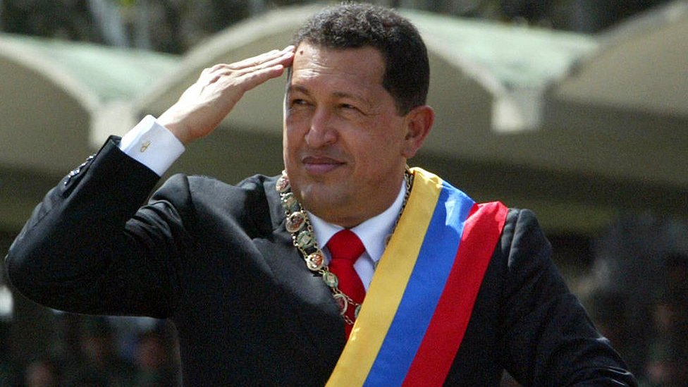 Hugo Chávez convocó a una Asamblea Nacional Constituyente en 1999 que aprobó la Constitución Bolivariana. Hugo Chávez.