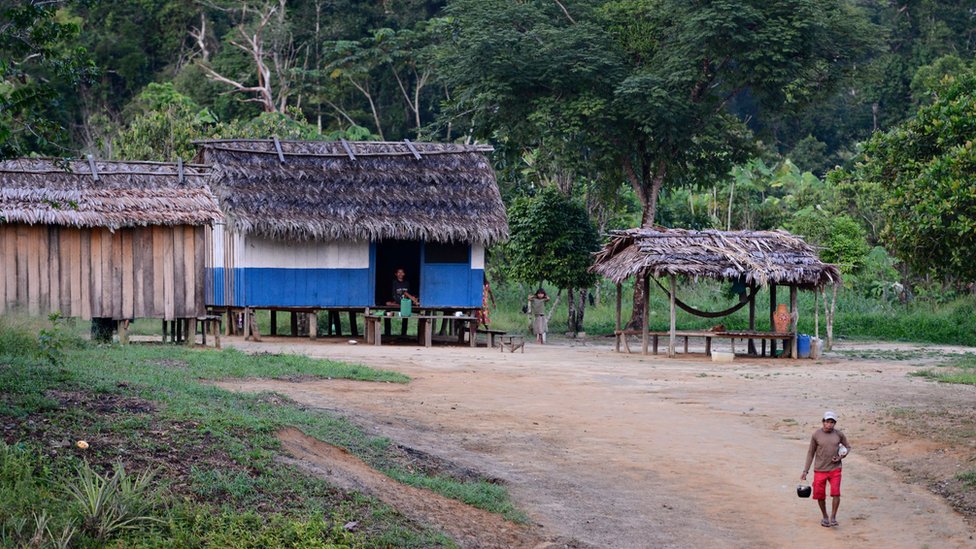 Casas e pessoas na terra Jamamadi, que fica no sul do Amazonas