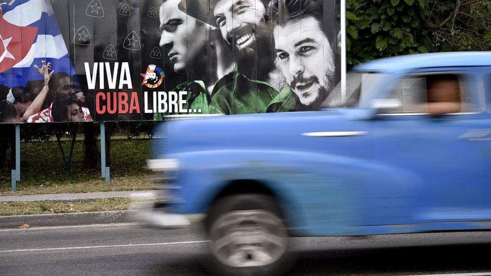 Los medios en Estados Unidos reportaron que Trump podría hacer anuncios sobre Cuba la próxima semana. Un auto antiguo transita al lado de un aviso en la plaza de la Revolución en La Habana el 19 de marzo de 2016.