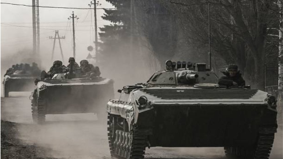 مركبات عسكرية أوكرانية تتوجه إلى جبهات القتال في باخموت، شرقي أوكرانيا