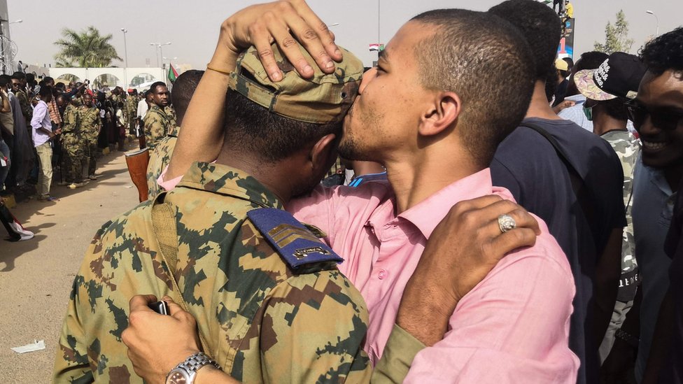 هكذا احتفل الشعب السوداني باللحظة التاريخية